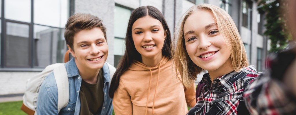 Drei lächelnde Teenager