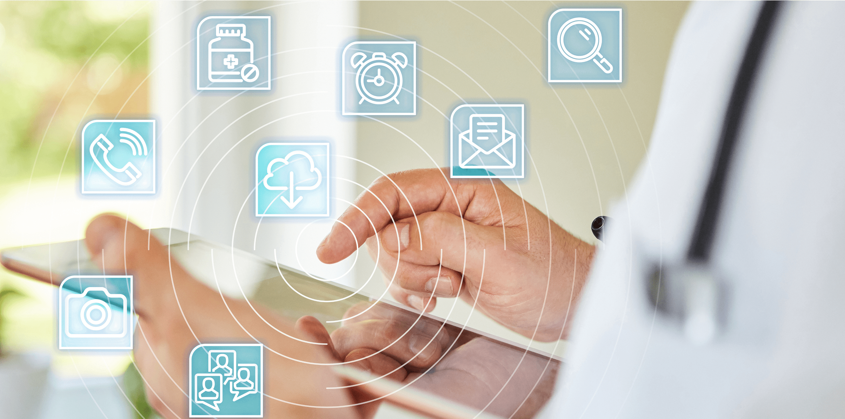 Arzt nutzt Tablet mit Icons für digitale Gesundheitsanwendungen – Symbolbild für das elektronische Patientendossier (EPD)