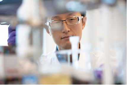 Scientifique dans un laboratoire