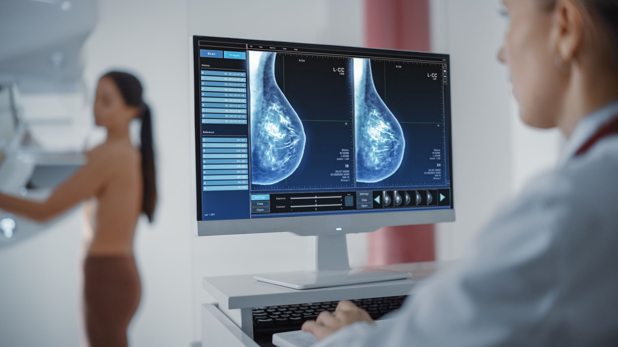 Mammographie de dépistage du cancer du sein: une médecin analyse les images mammographiques à l'écran pendant que la patiente est examinée.