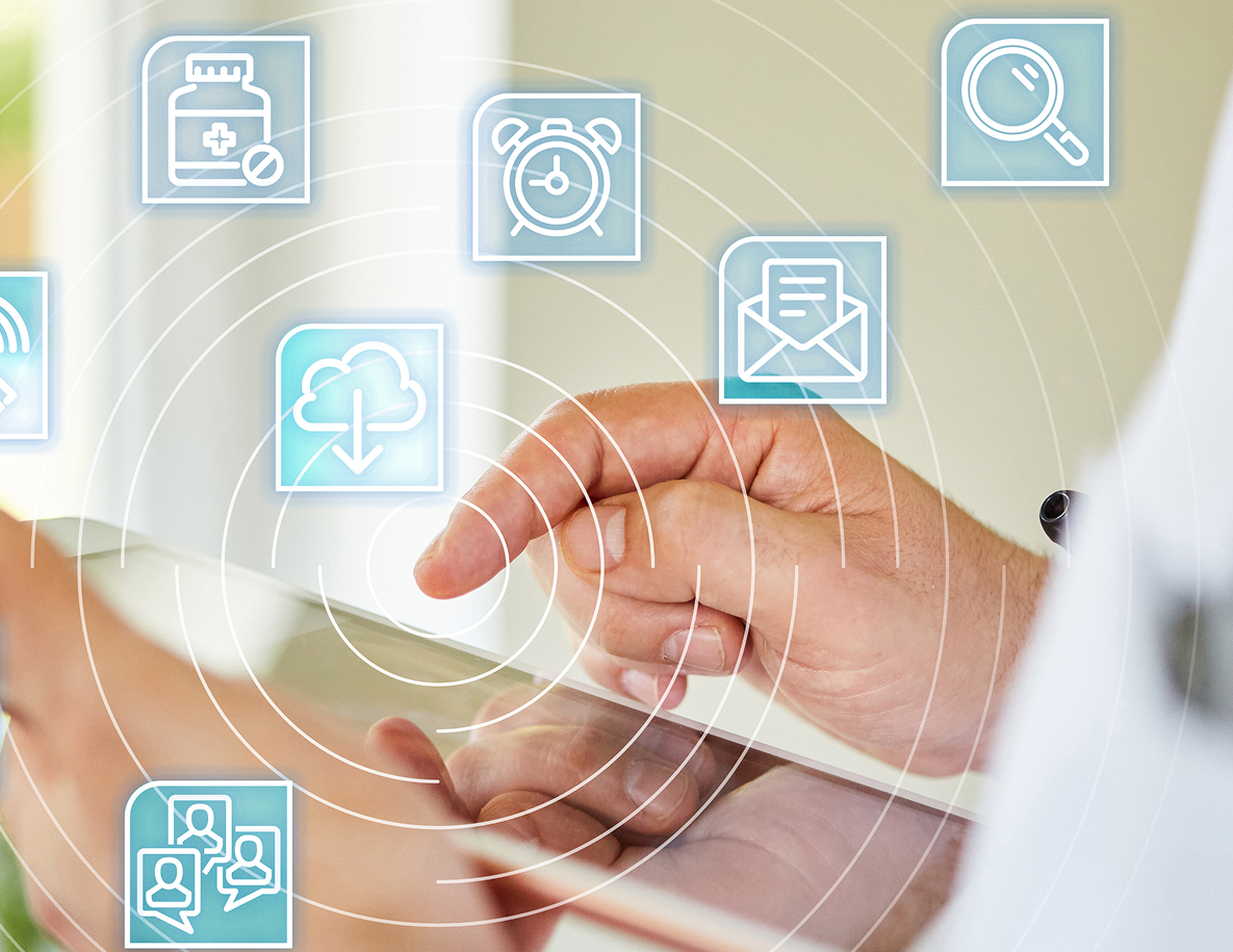 Un medico usa un tablet con icone per applicazioni sanitarie digitali – immagine simbolica della cartella informatizzata del paziente (CIP)