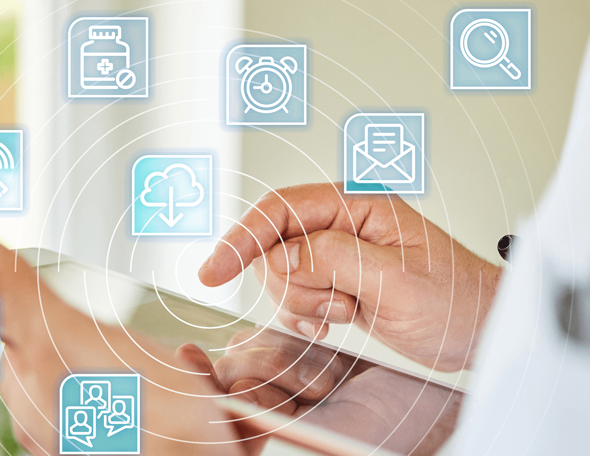 Un medico usa un tablet con icone per applicazioni sanitarie digitali – immagine simbolica della cartella informatizzata del paziente (CIP)
